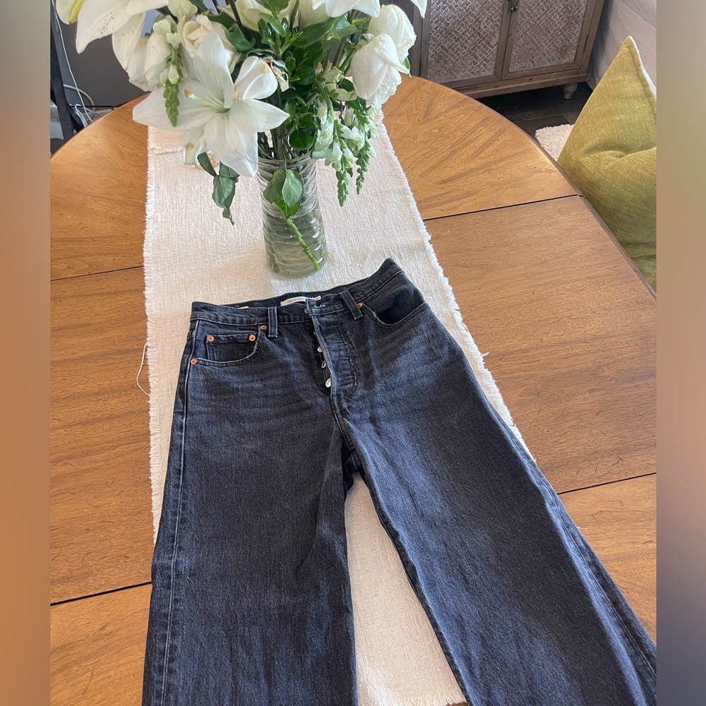 Levi’s Premium Denim Ribcage Straight black jeans, Size 25
